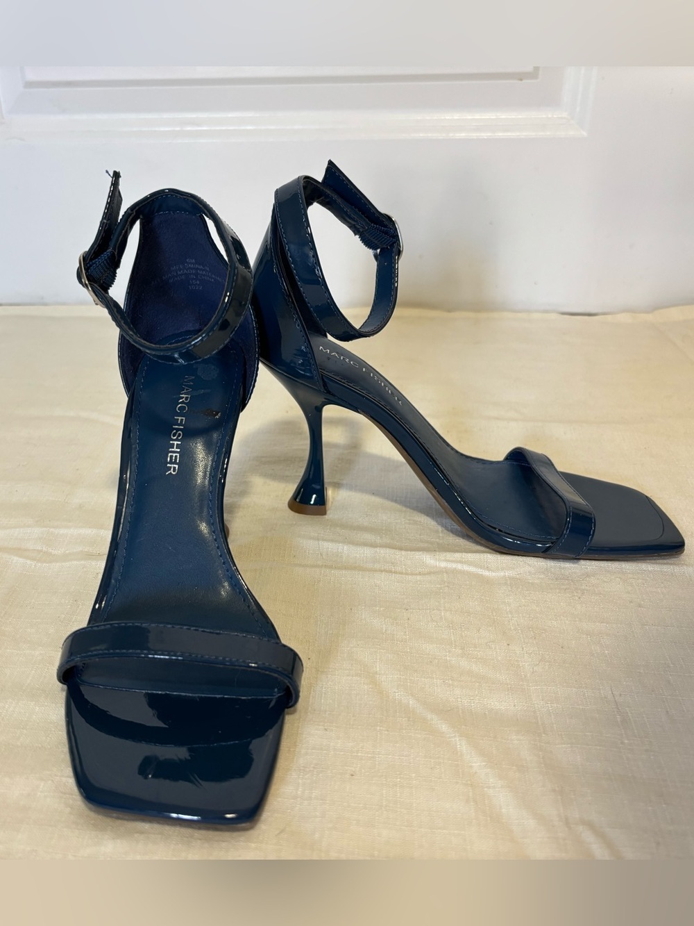 Marc Fisher Navy Patent Ankle Strap Heels Square Toe Flared Heel Size 6 - Picture 9 of 9